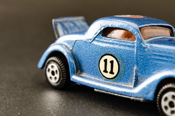 Les avantages d'une tirelire enfant personnalisée pour voiture de course